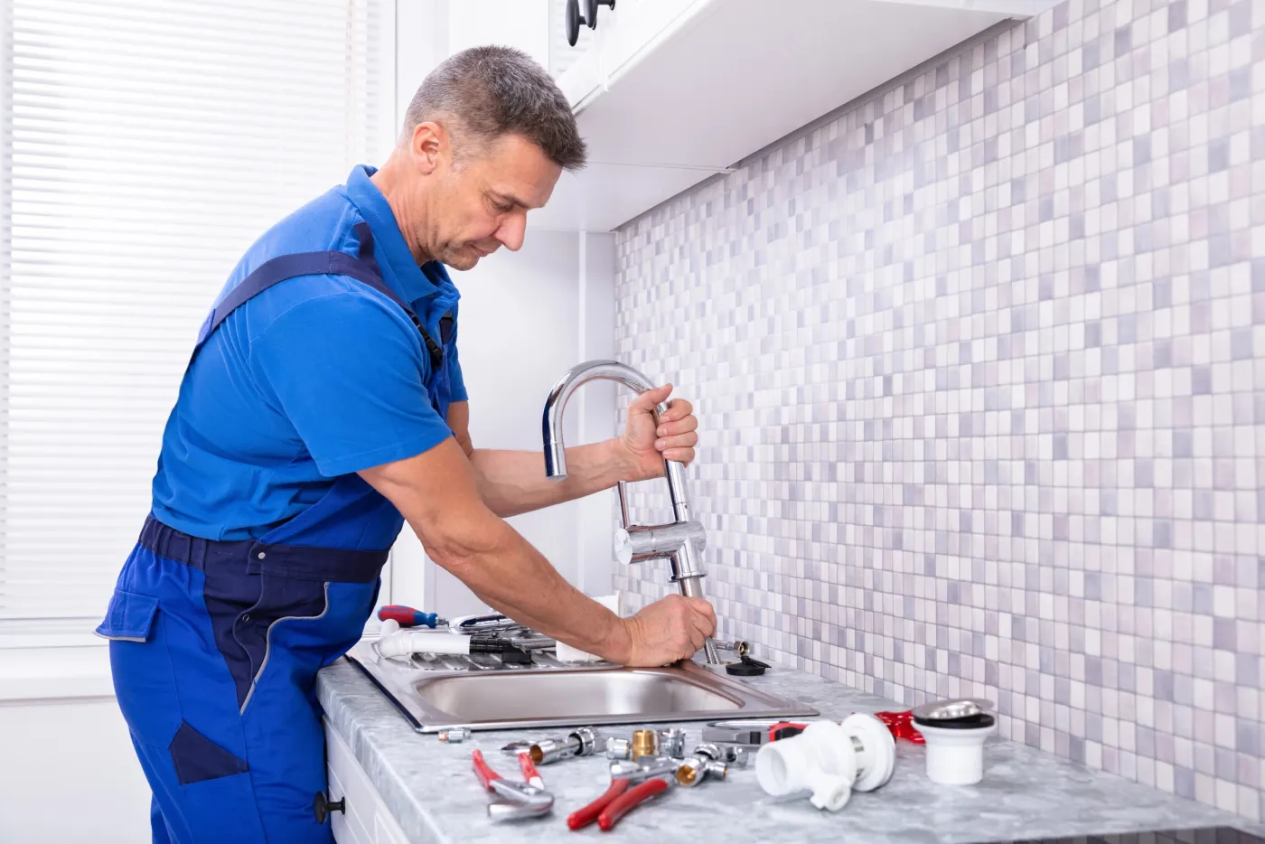 Plombier installant un mitigeur Grohe lors d'un dépannage en Seine-Saint-Denis (93)